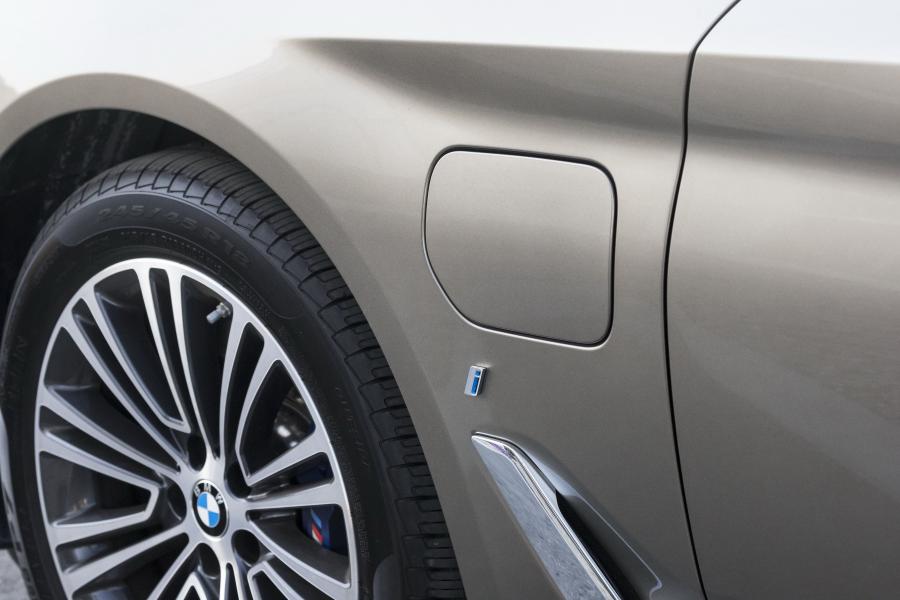 Детали экстерьера BMW 530e iPerformance (G30) 2017 года  (NA) (фото 5 из 13)